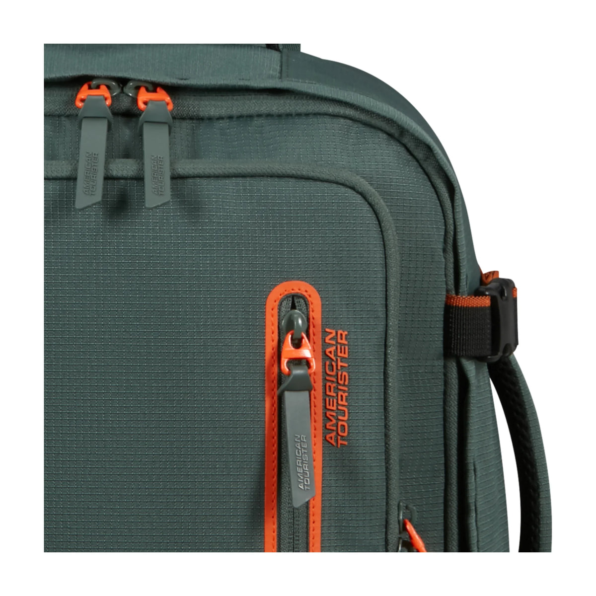 Dettaglio finiture e hardware di American Tourister Take2Cabin Sport Backpack - Dark Forest