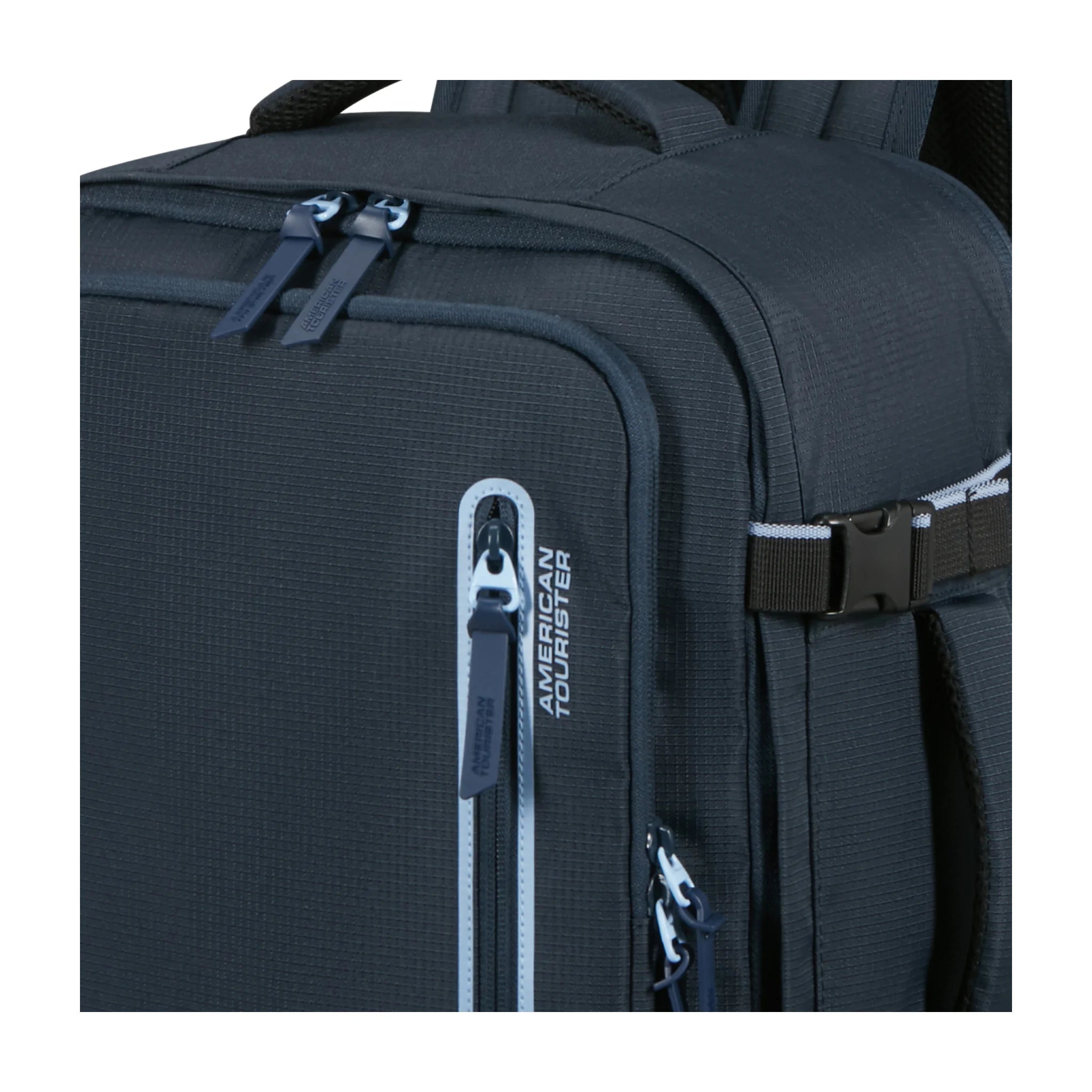 Dettaglio finiture e hardware di American Tourister Take2Cabin Sport Backpack - Dark Navy