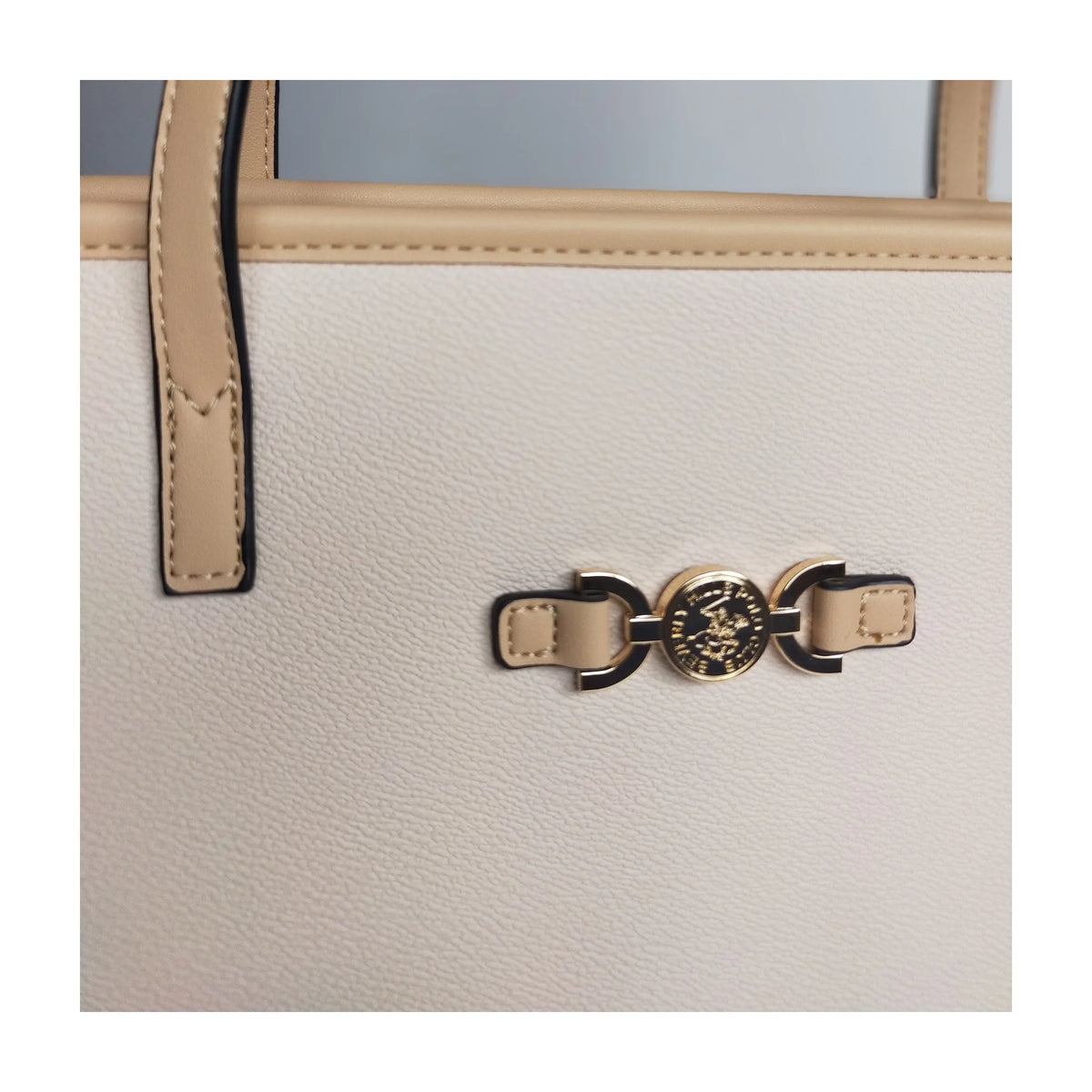 Dettaglio finiture e hardware di B.H. Polo Club Borsa A Spalla - Beige