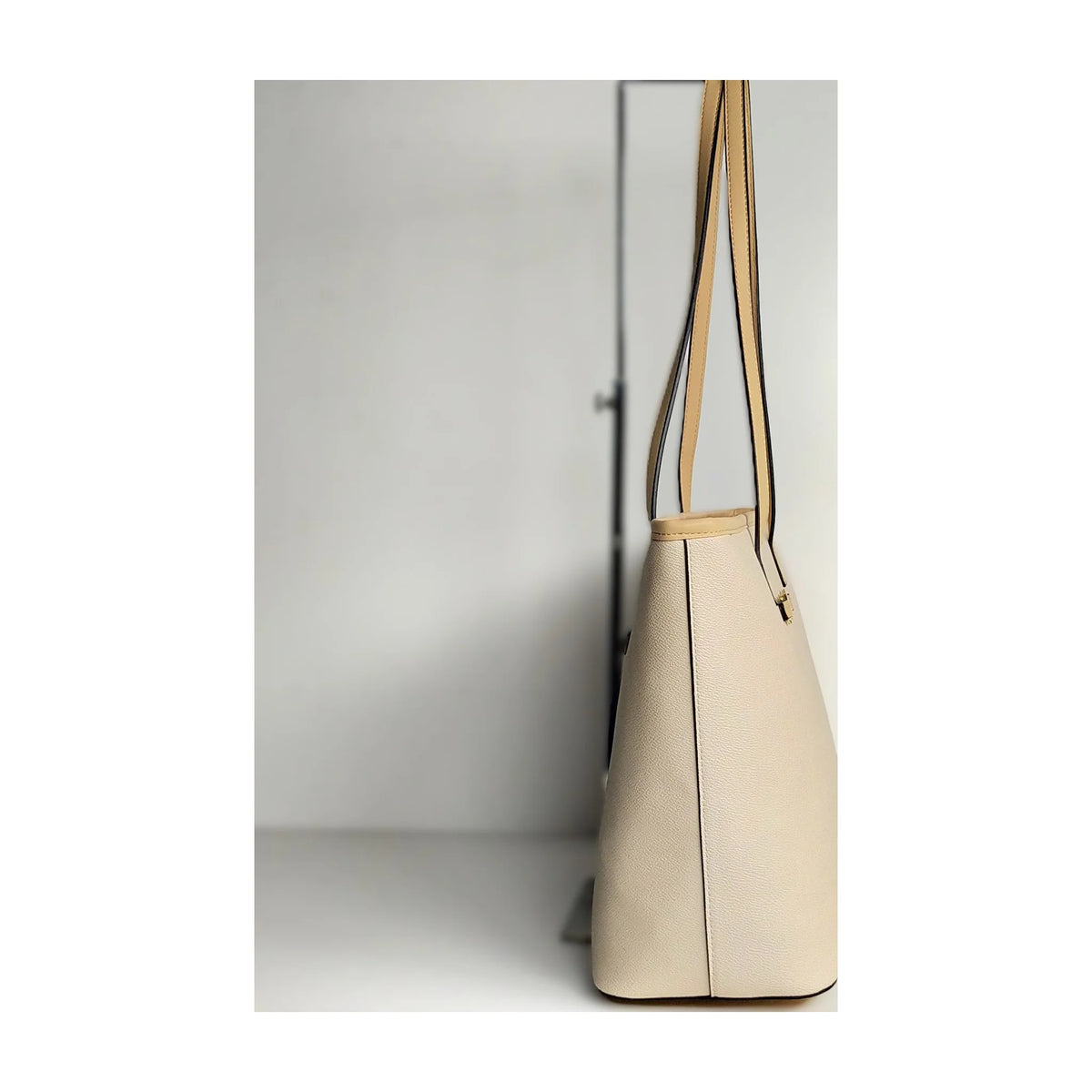 Dettaglio laterale e fondo di B.H. Polo Club Borsa A Spalla - Beige