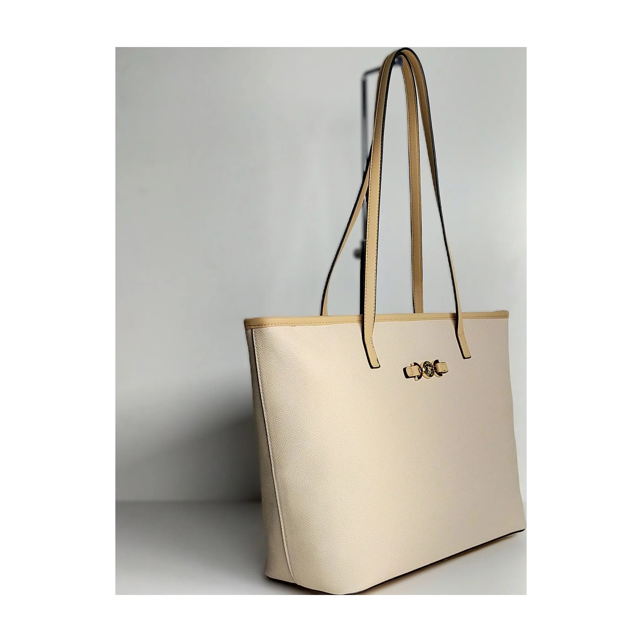 Vista di tre quarti di B.H. Polo Club Borsa A Spalla - Beige