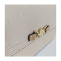 Dettaglio finiture e hardware di B.H. Polo Club Borsa A Spalla - Beige