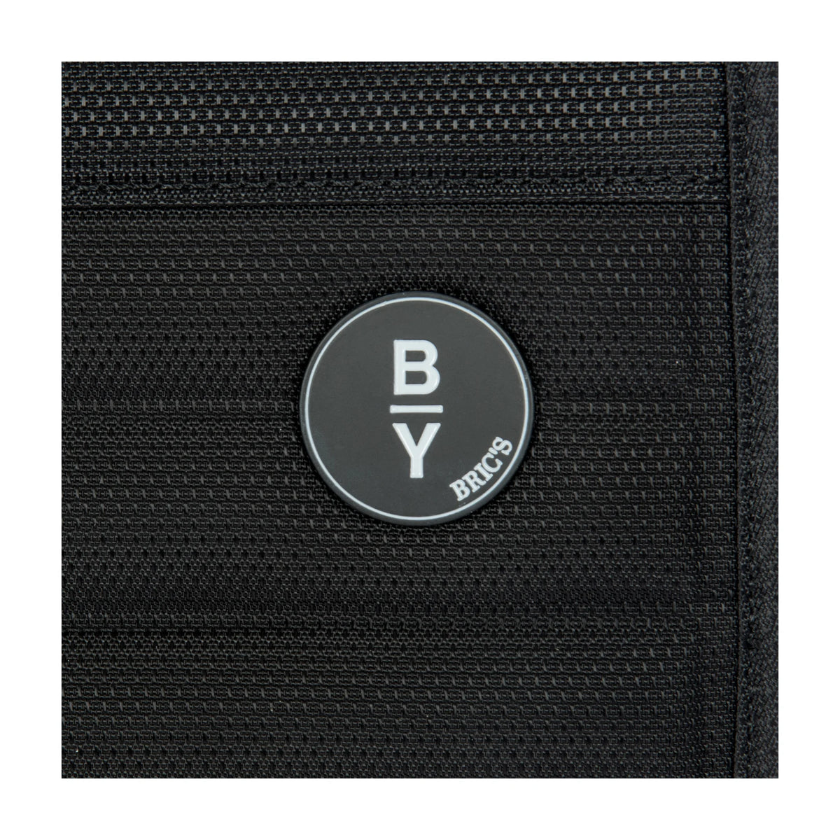 Dettaglio finiture e hardware di Bric's Ulisse B|Y Necessaire Tri-Fold In Tessuto Riciclato - Black