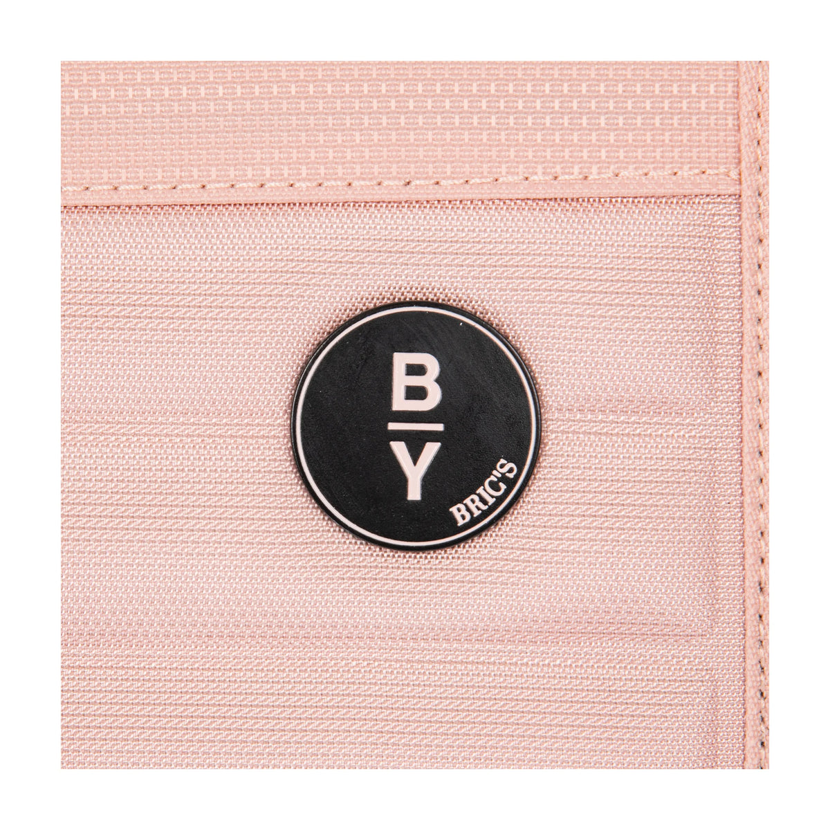 Dettaglio finiture e hardware di Bric's Ulisse B|Y Necessaire Tri-Fold In Tessuto Riciclato - Pink