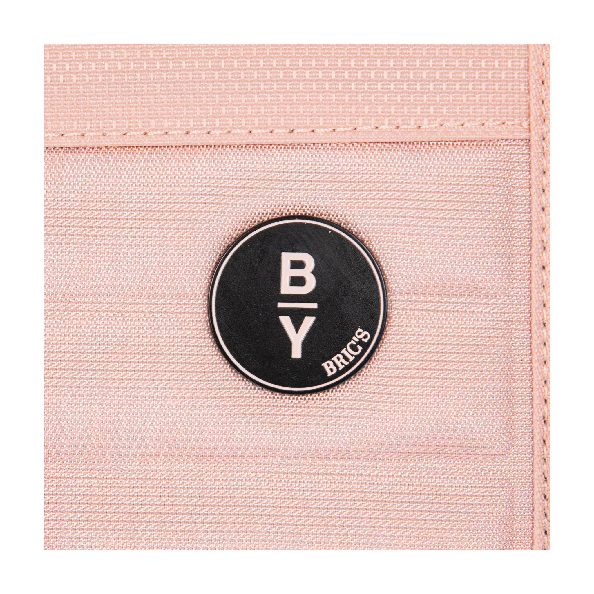 Dettaglio finiture e hardware di Bric's Ulisse B|Y Necessaire Tri-Fold In Tessuto Riciclato - Pink