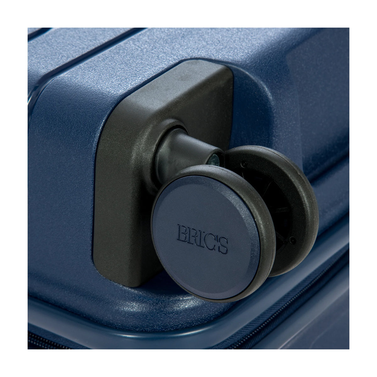 Dettaglio finiture e hardware di Bric's Ulisse B|Y Trolley Medio Espandibile - Ocean Blue