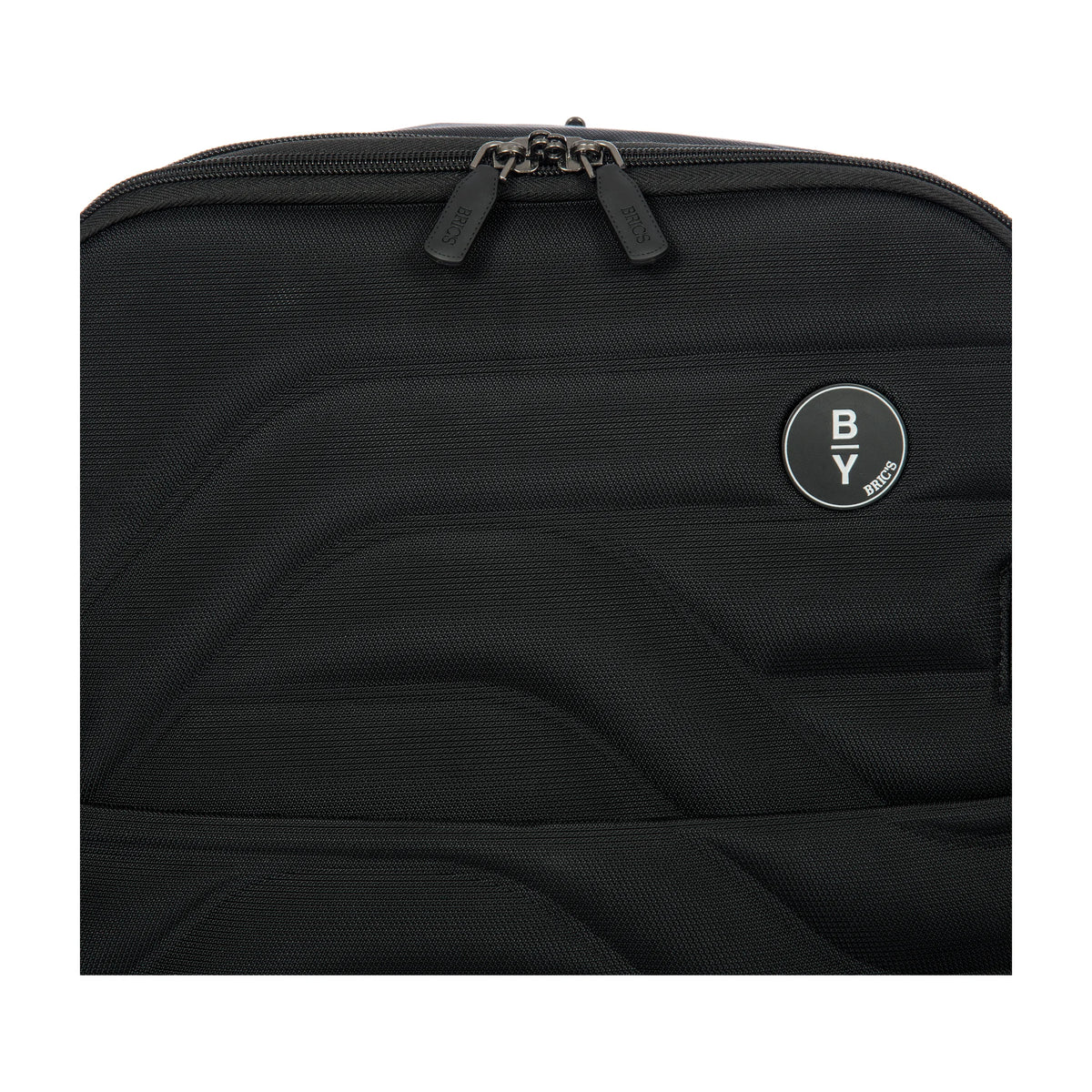 Dettaglio finiture e hardware di Bric's Ulisse B|Y Zaino Underseat Espandibile In Tessuto Riciclato - Black