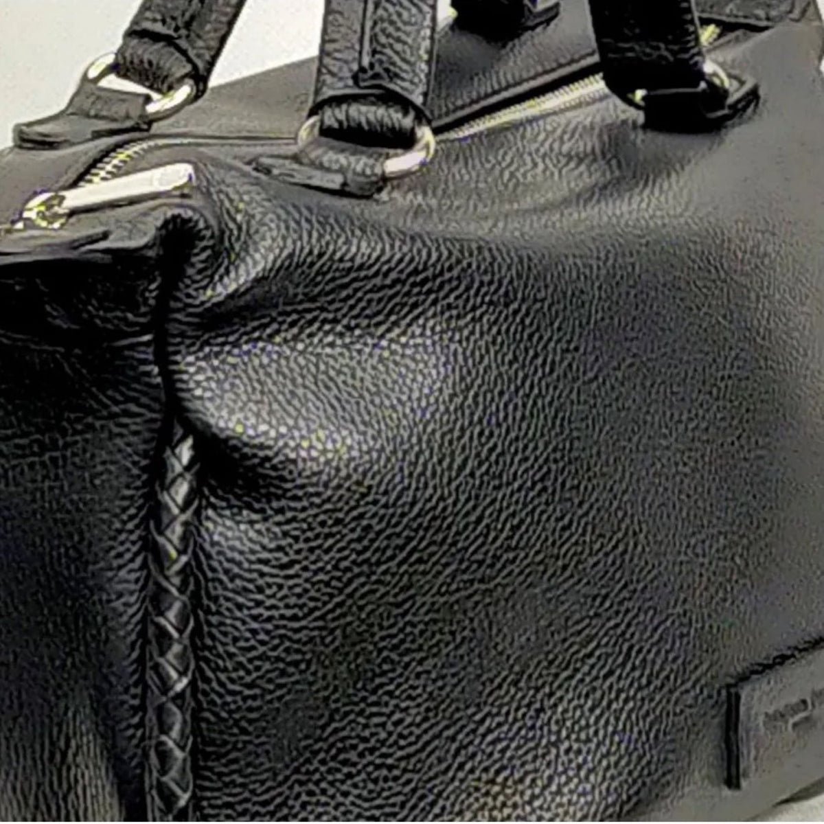 Dettaglio finiture e hardware di Pelletteria Veneta Dama Borsa A Mano - Nero