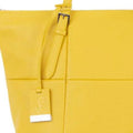 Dettaglio finiture e hardware di Pelletteria Veneta Shopping Bag - Giallo