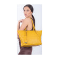 Proporzioni e vestibilità di Pelletteria Veneta Shopping Bag - Giallo