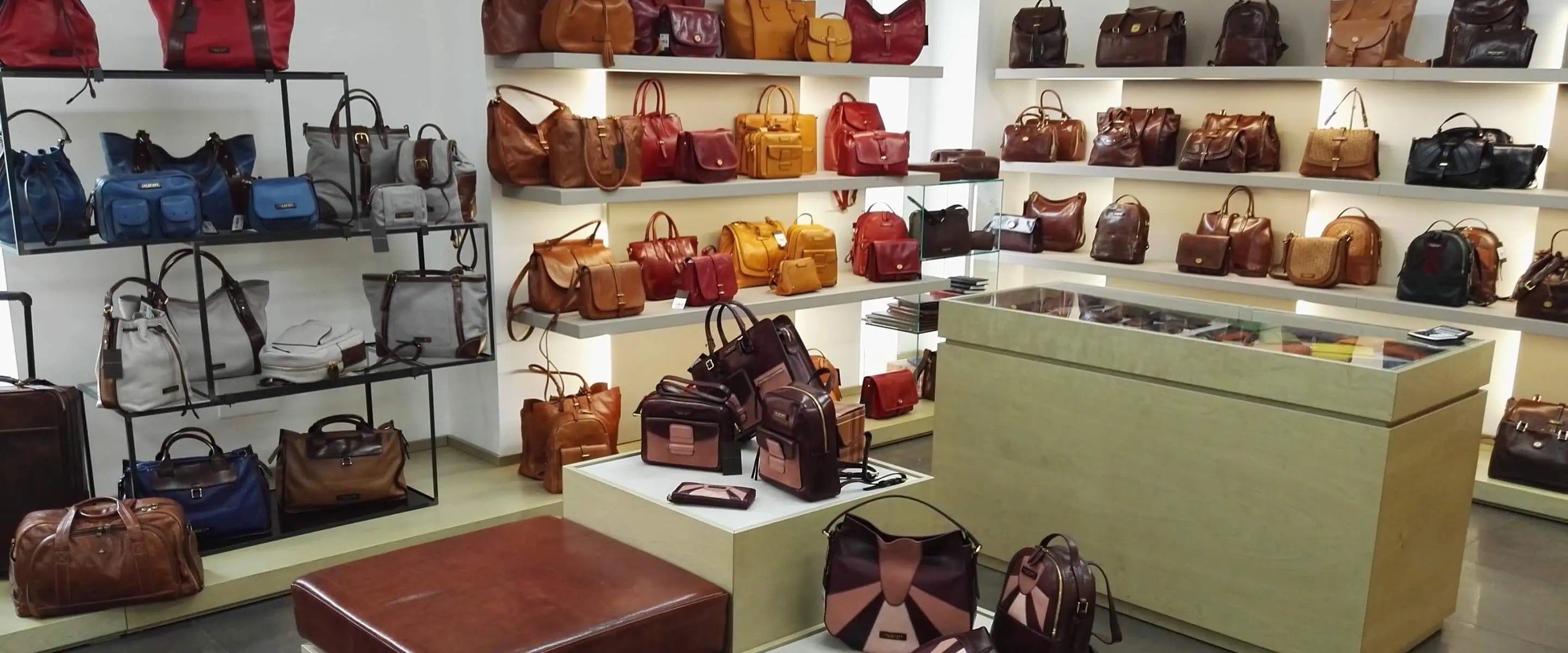 Ampia esposizione interna della nostra boutique di pelletteria con borse in pelle da donna, zaini e cartelle da lavoro dei migliori brand italiani e  internazionali.