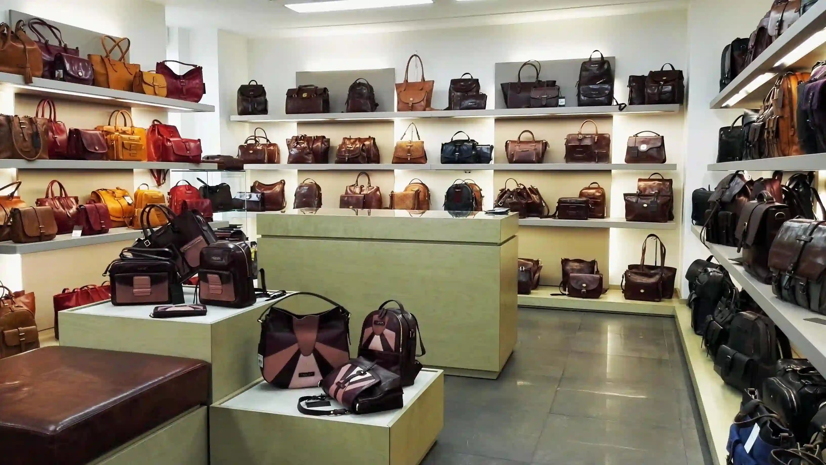 Benvenuti nella nostra boutique: ampia esposizione interna di borse in pelle, zaini e accessori dei migliori brand italiani e internazionali.