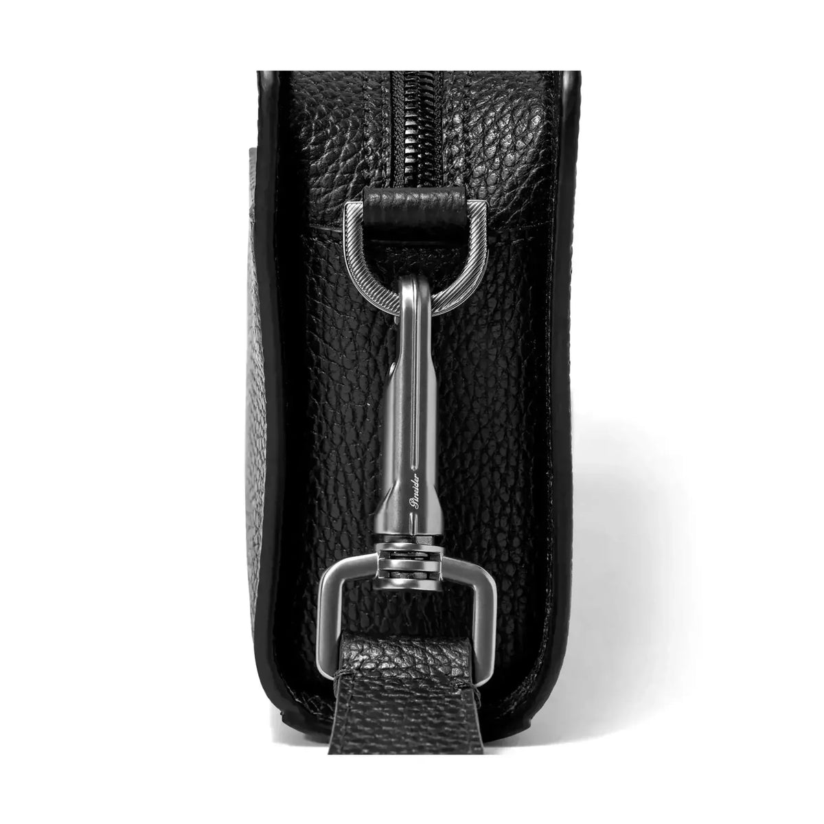 Dettaglio finiture e hardware di Pineider Bottalato Crossbody Odette Collezione Bottalato - Nero