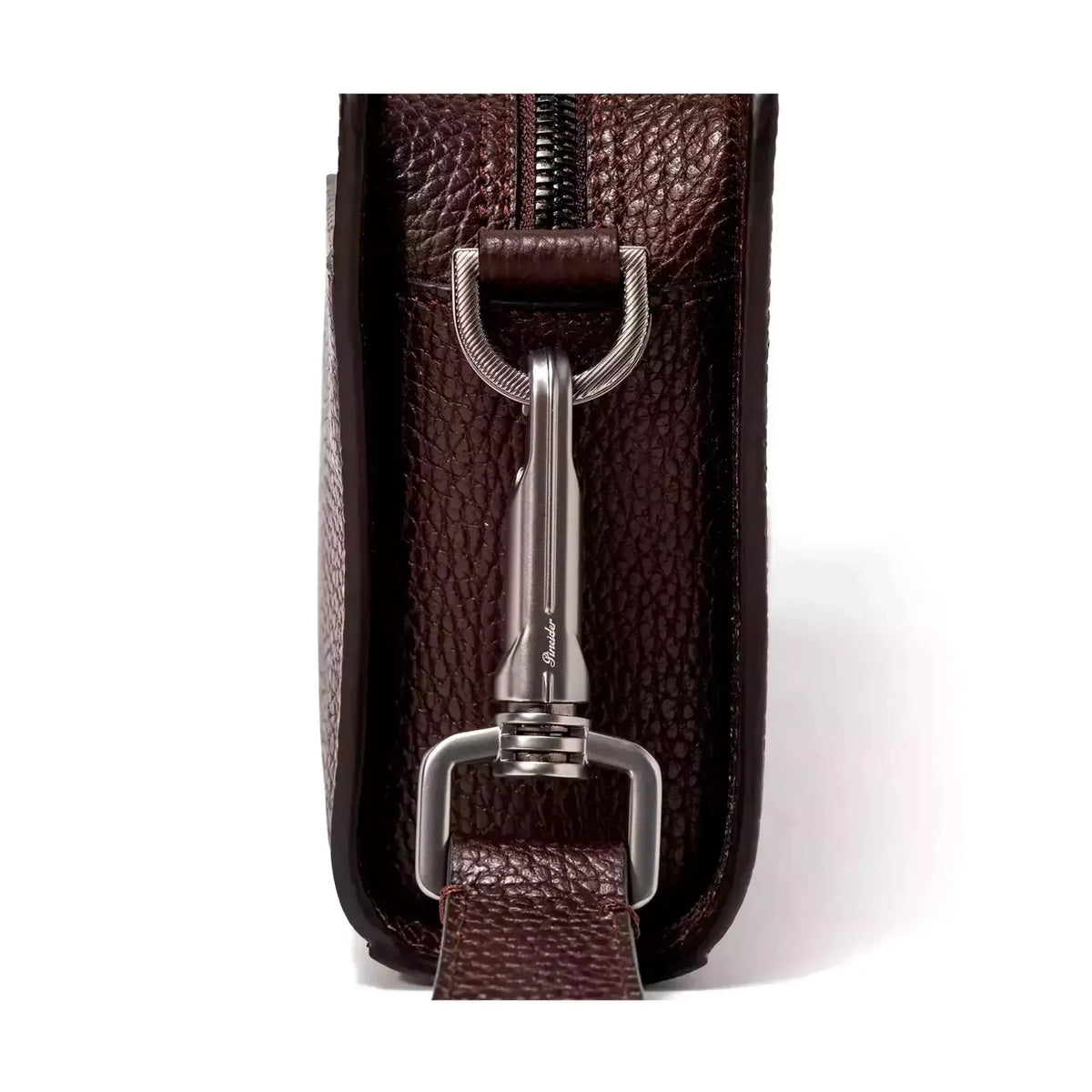 Dettaglio finiture e hardware di Pineider Bottalato Crossbody Odette Collezione Bottalato - Rum
