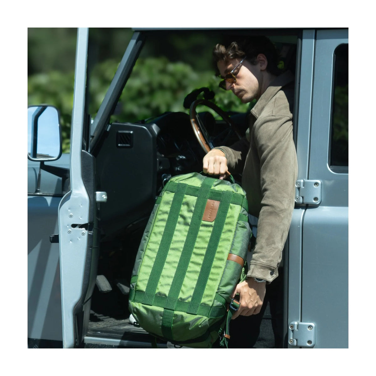 Dettaglio finiture e hardware di PEACEMAKER - Scharlau First Class Zaino da Viaggio e Underseat - Verde